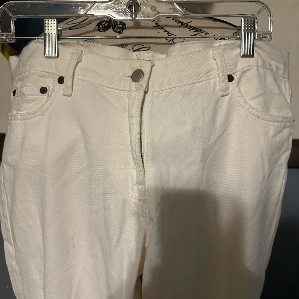 J crew NWT white distressed jeans. Tag has the fit